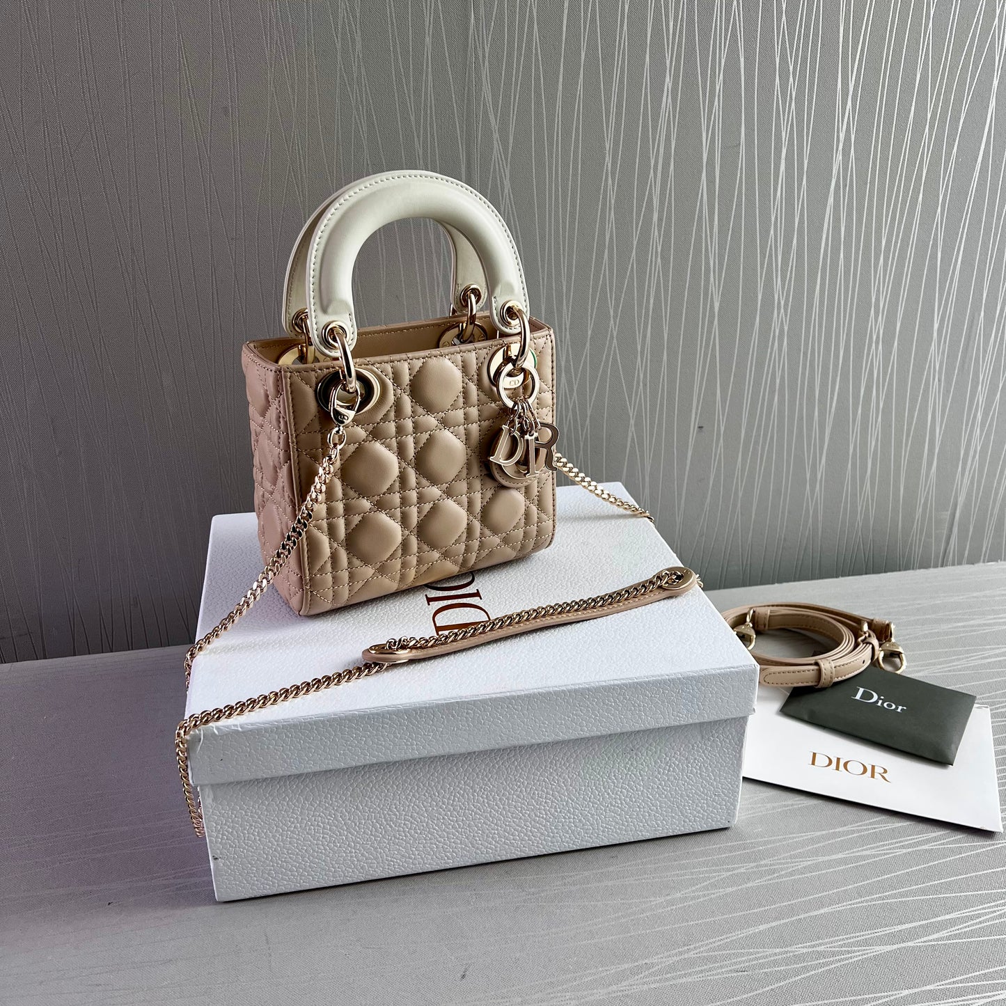 Bolso D piel color beige combinada en las asas con hueso