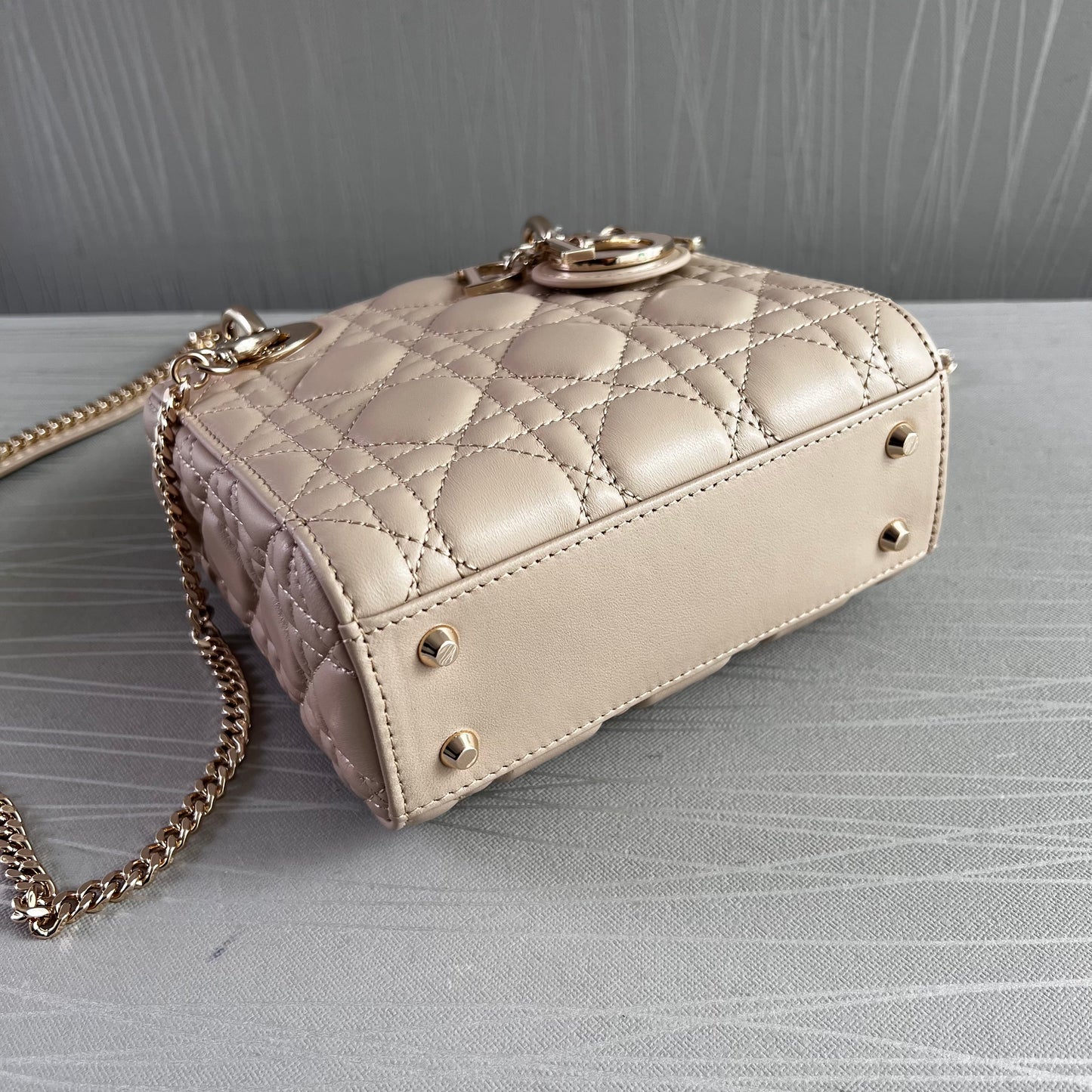 Bolso D piel color beige combinada en las asas con hueso