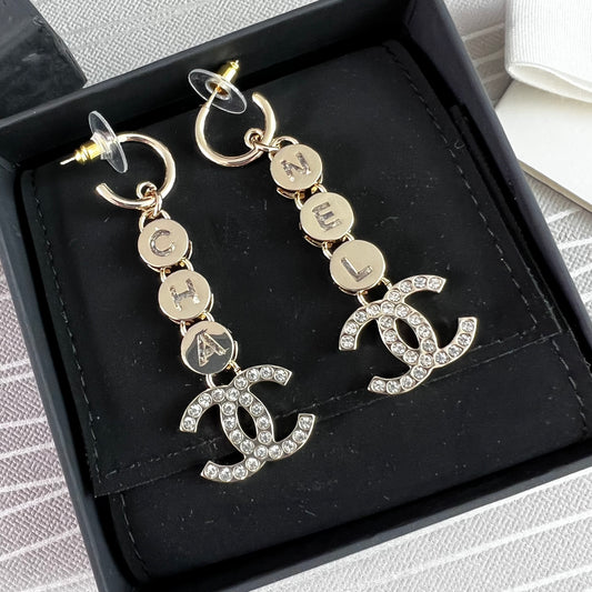 Aretes C largos color dorado