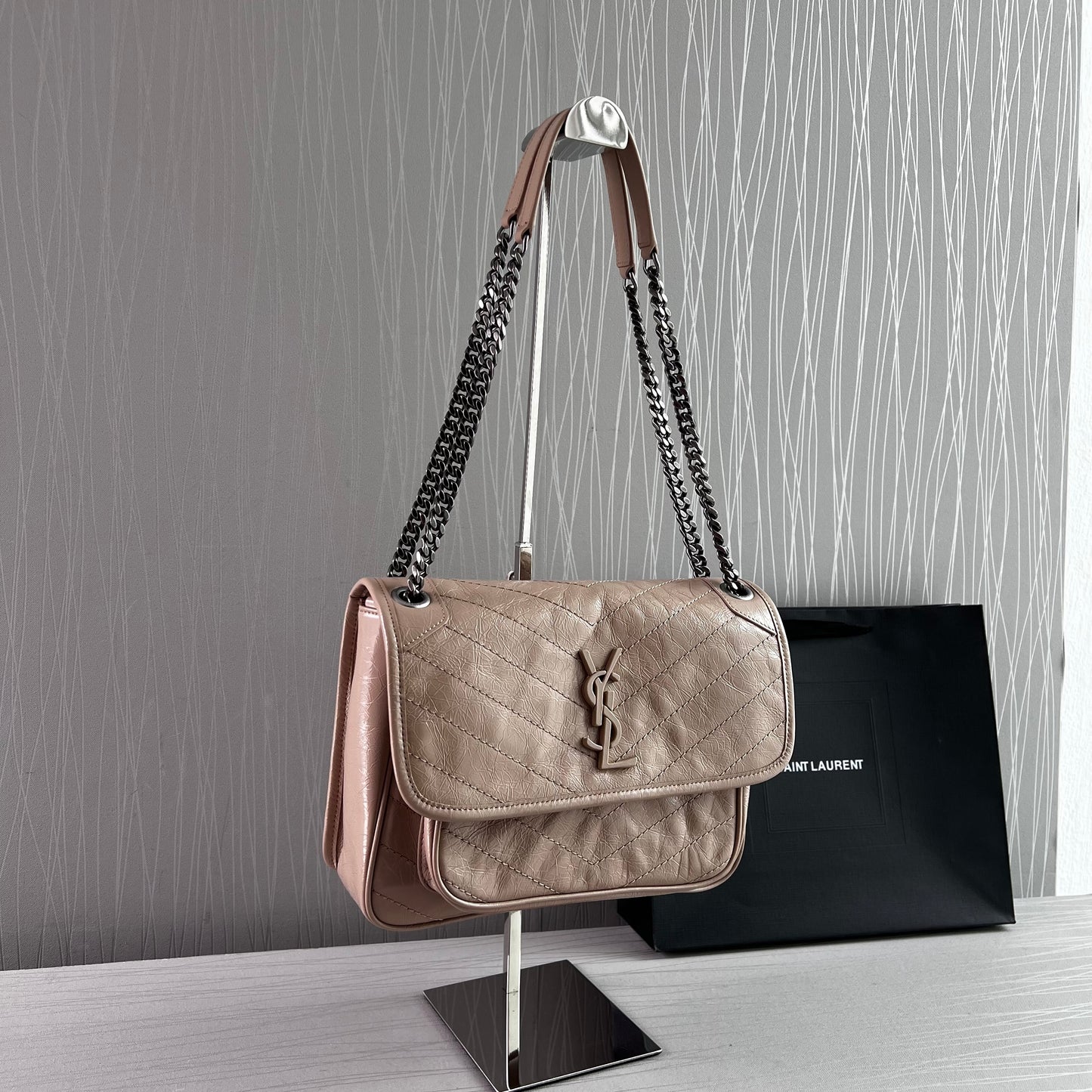 Bolso Y piel beige, herrajes color plateado