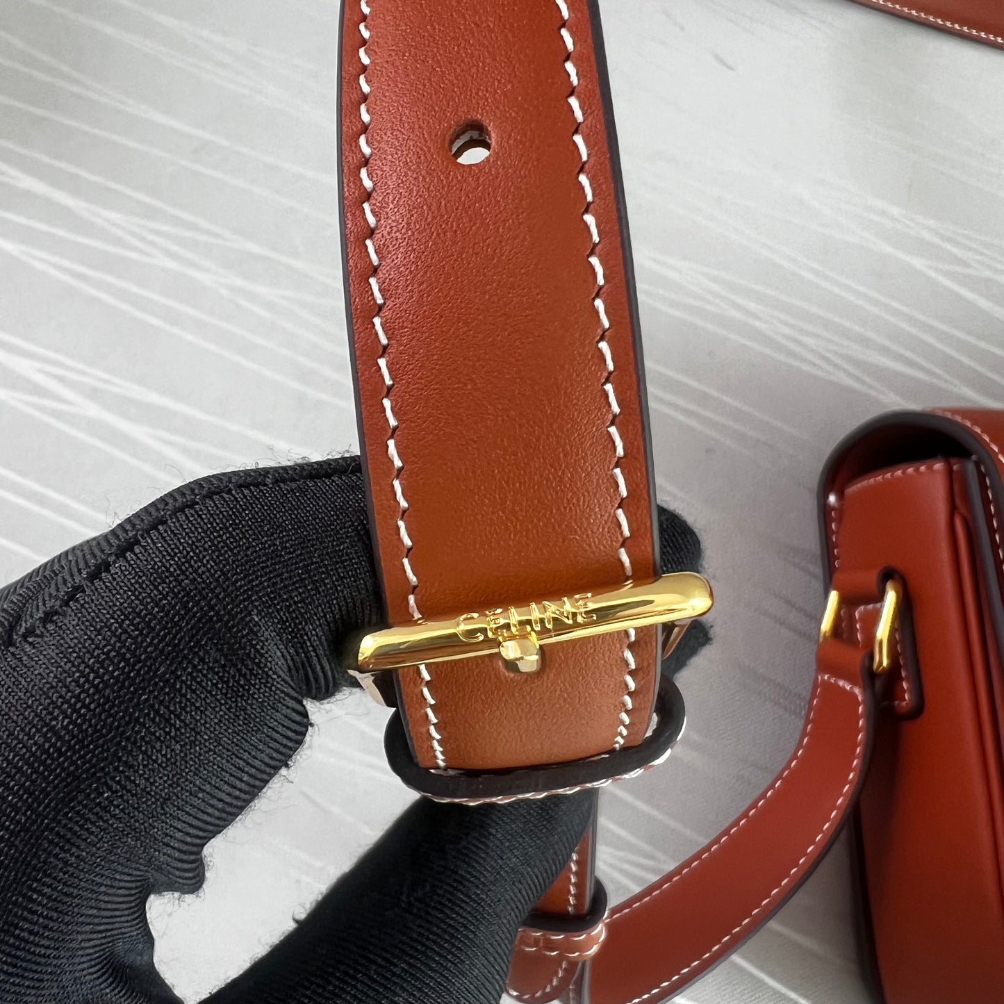 Bolso C piel color camel herraje dorado