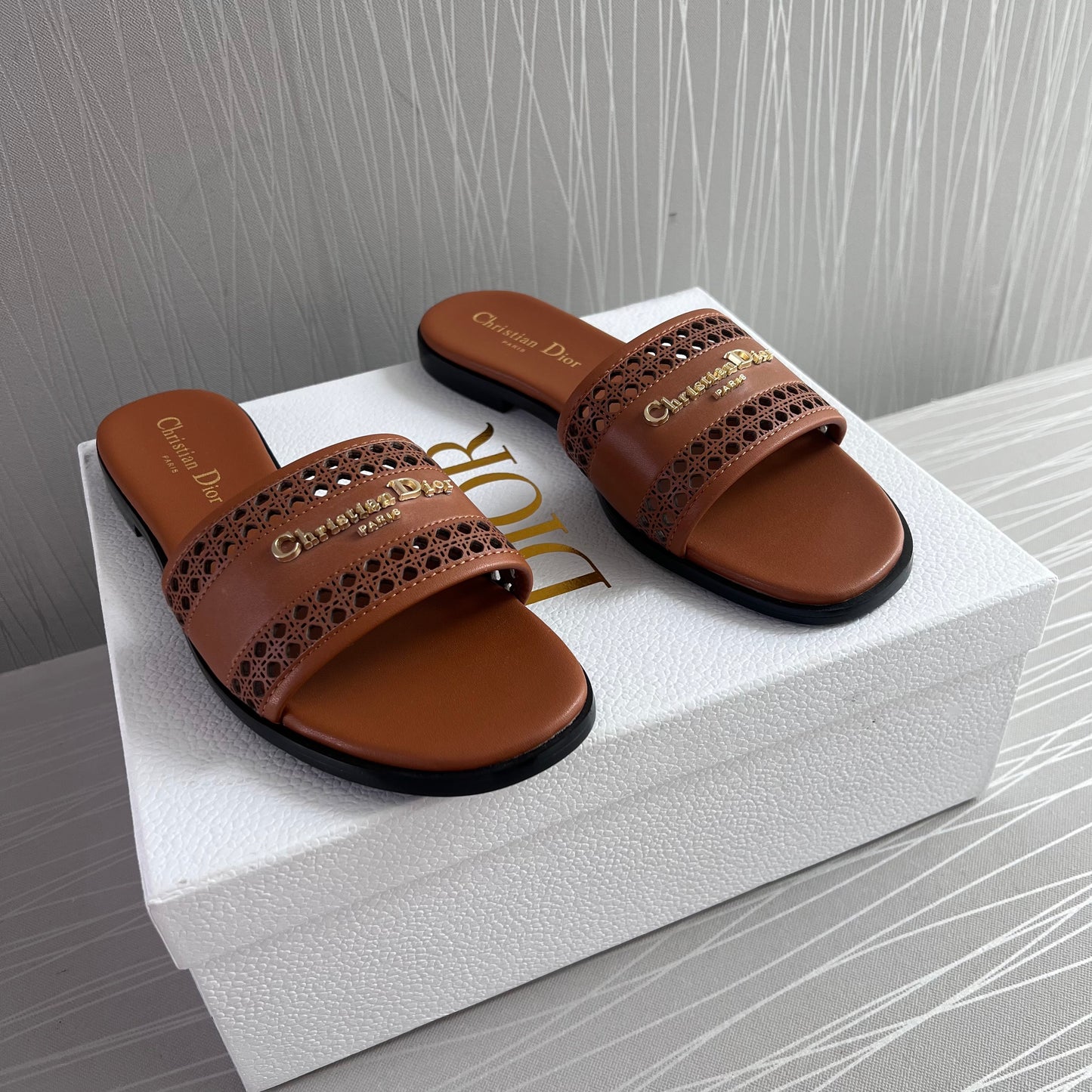 Sandalias D piel color camel con letras doradas