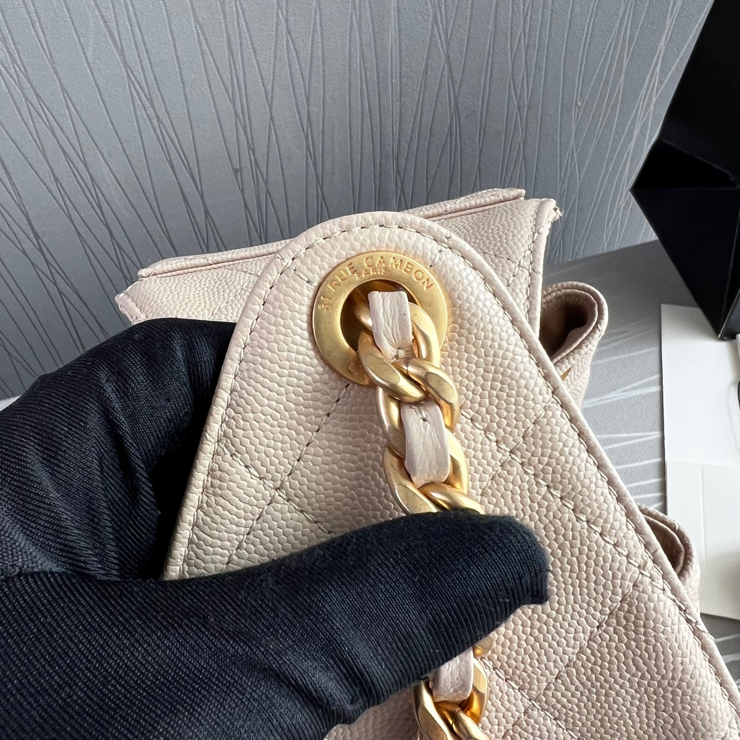 Bolso C piel granulada color beige