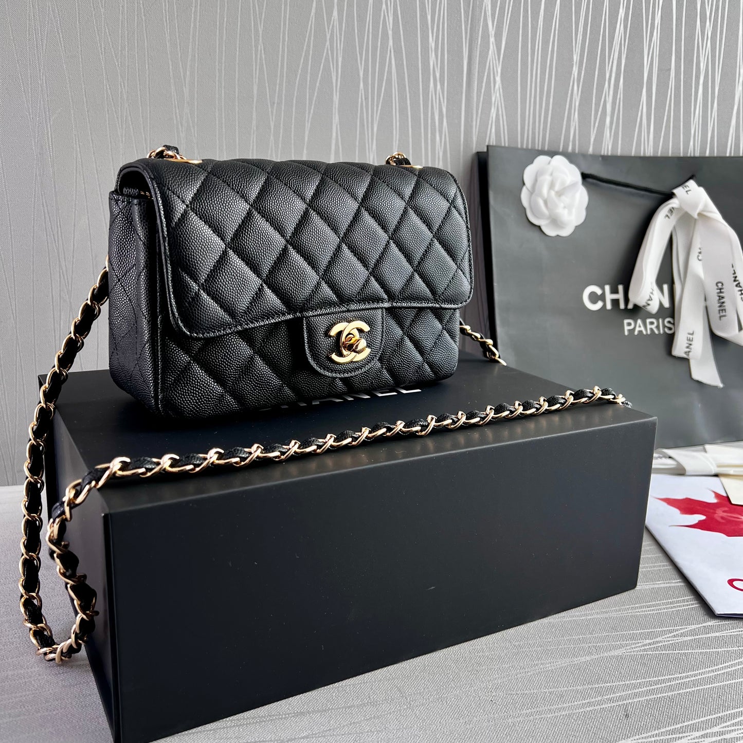 Bolso C piel color negro herrajes dorados