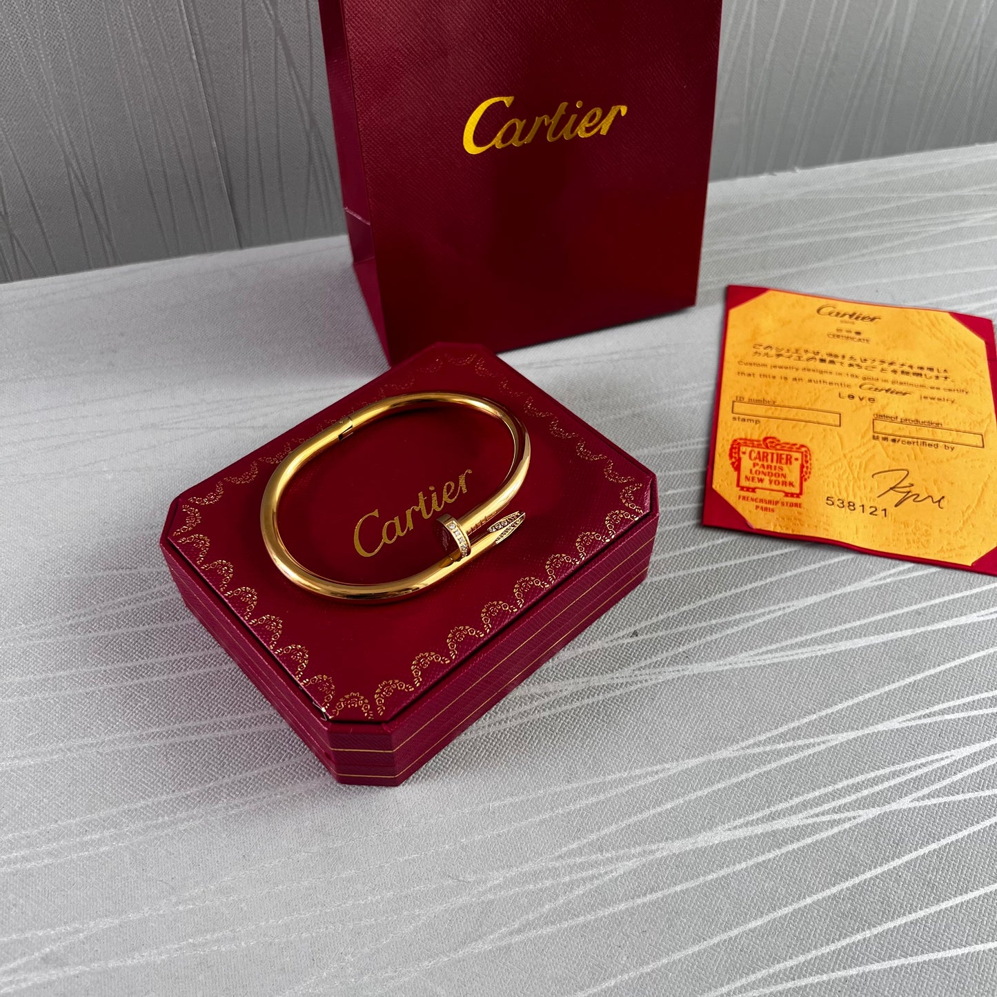 Brazalete C color dorado