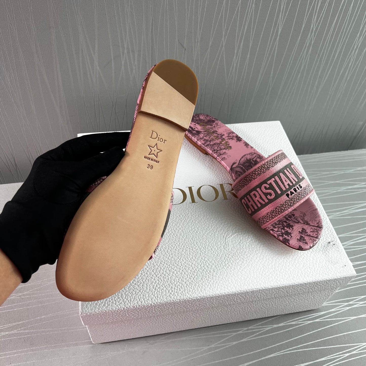 Sandalias D tela bordada color rosa y gris