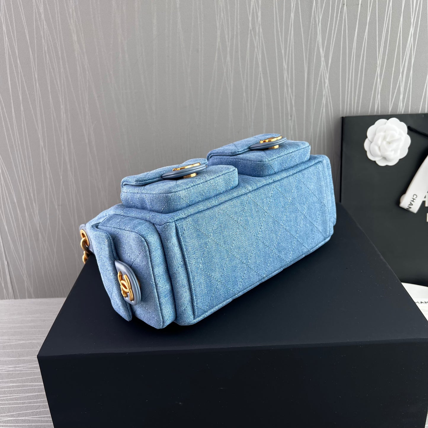 Bolso C tela azul tipo mezclilla con herrajes dorados