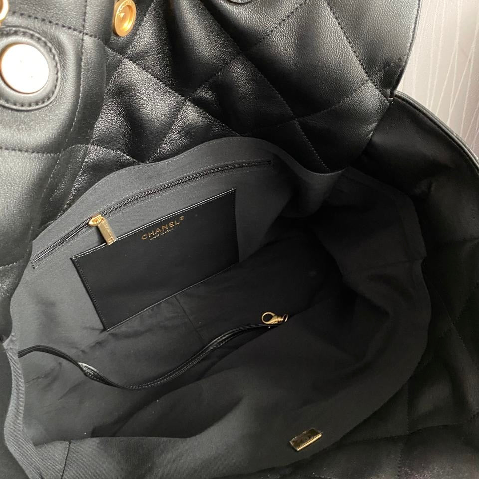 Bolso C hobo piel color negro con herrajes dorados