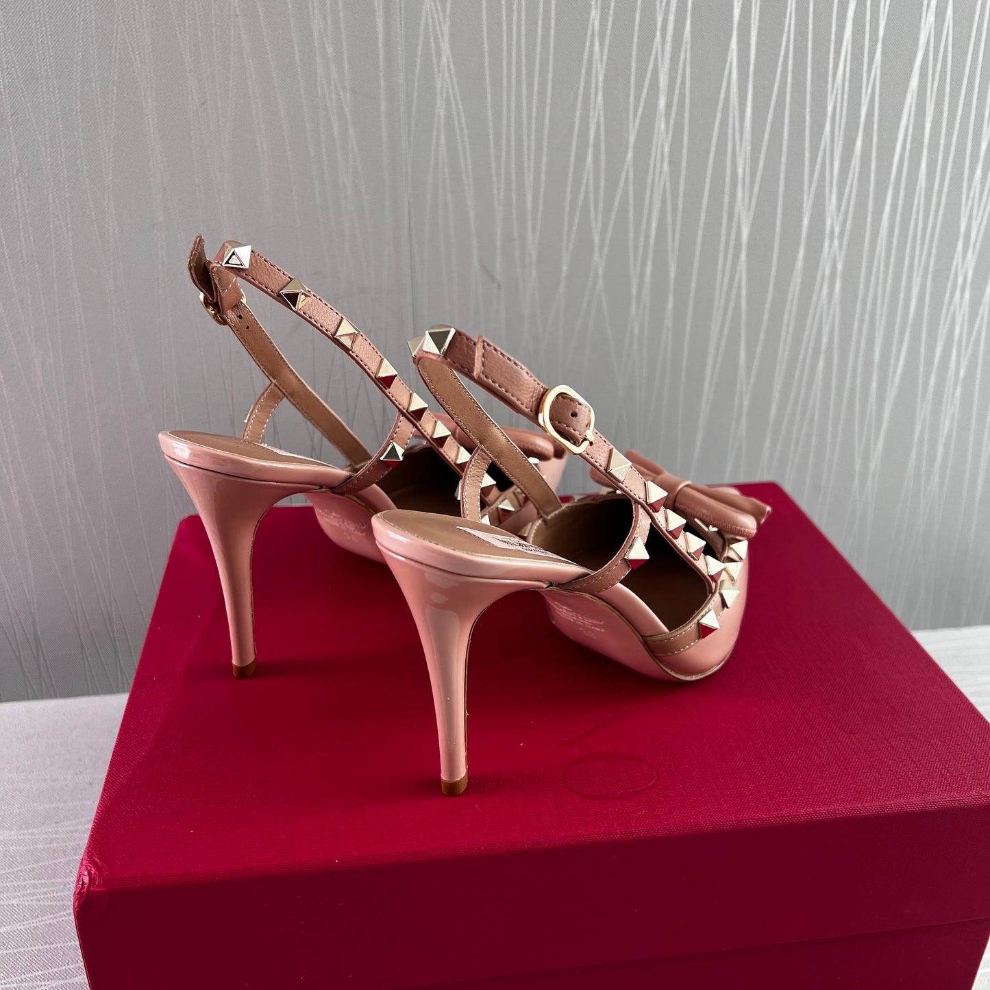 Zapatillas V charol color nude