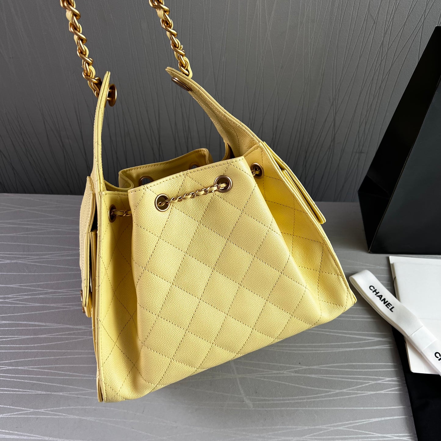 Bolso C 2-5 piel granulada color amarillo pequeña