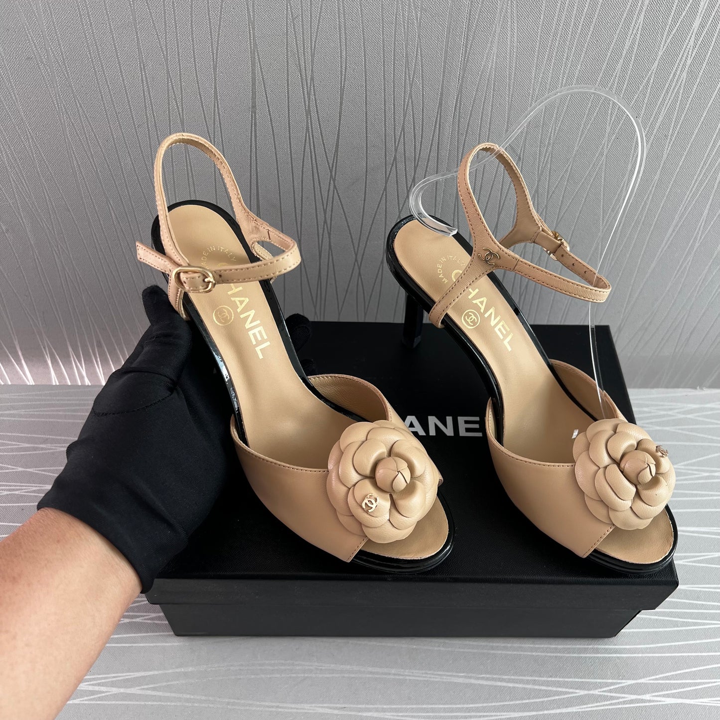 Sandalias C piel color beige con tacón negro