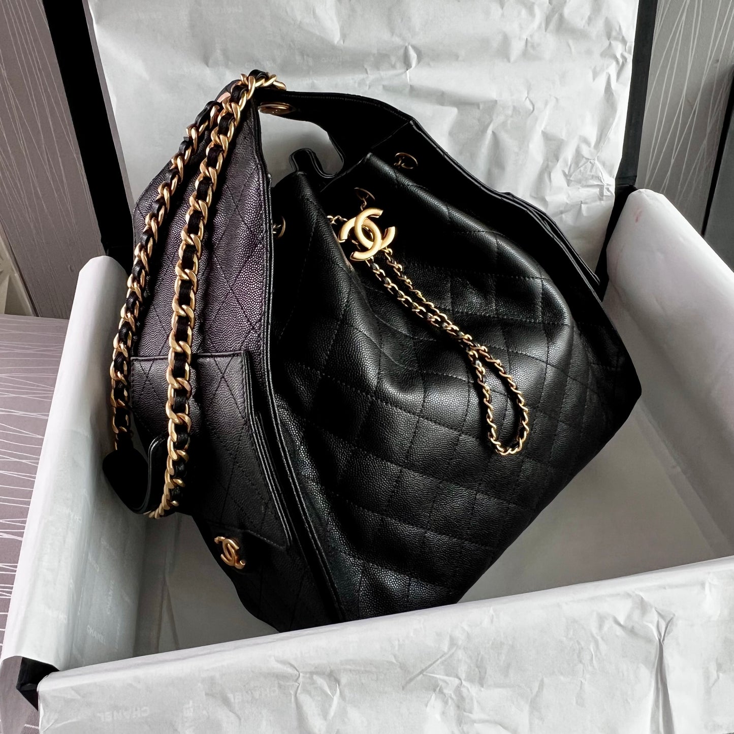 Bolso C 2-5 hobo piel granulada color negro mediana