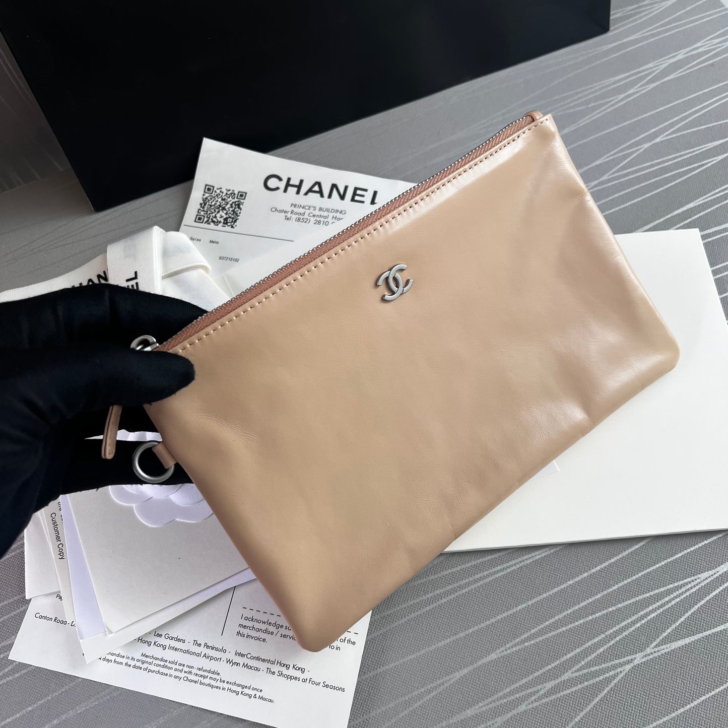 Bolso C piel color beige herrajes plateados