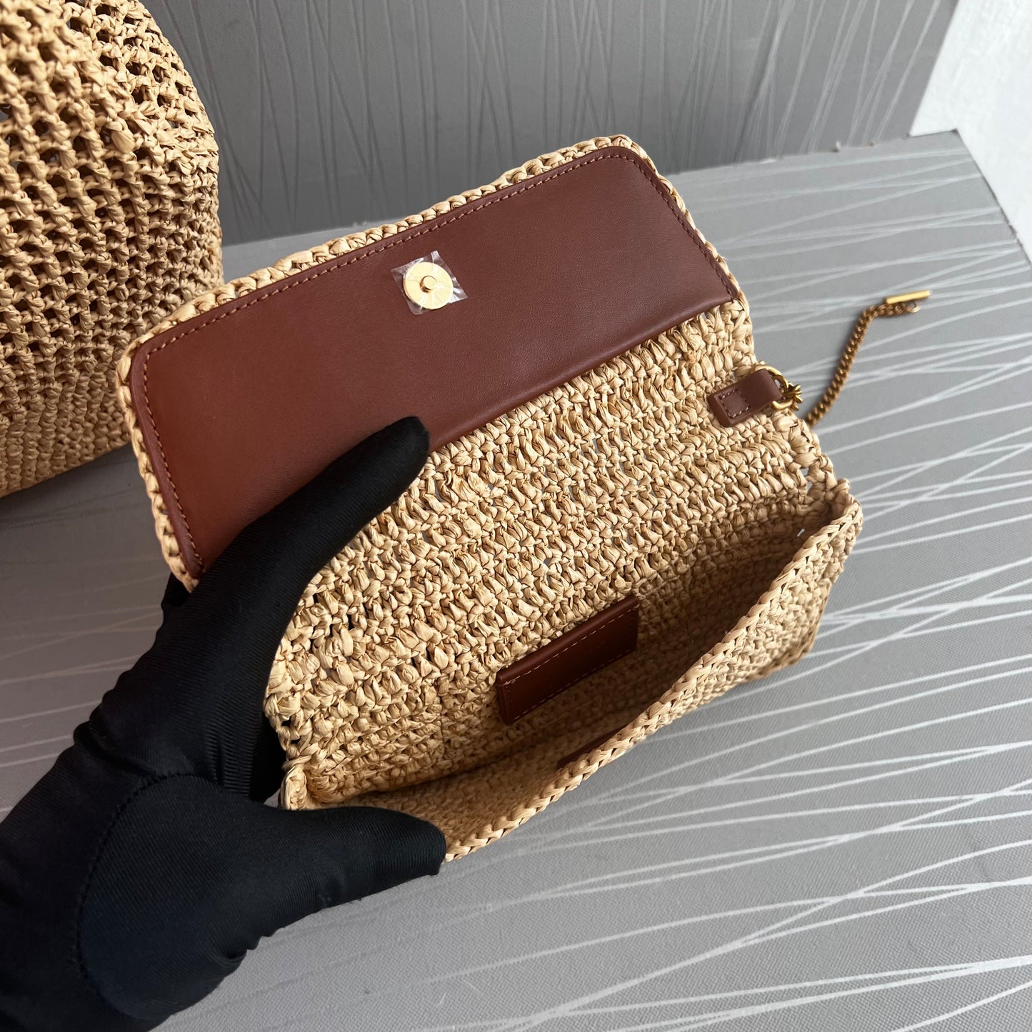 Bolso Y de rafia con herrajes dorados