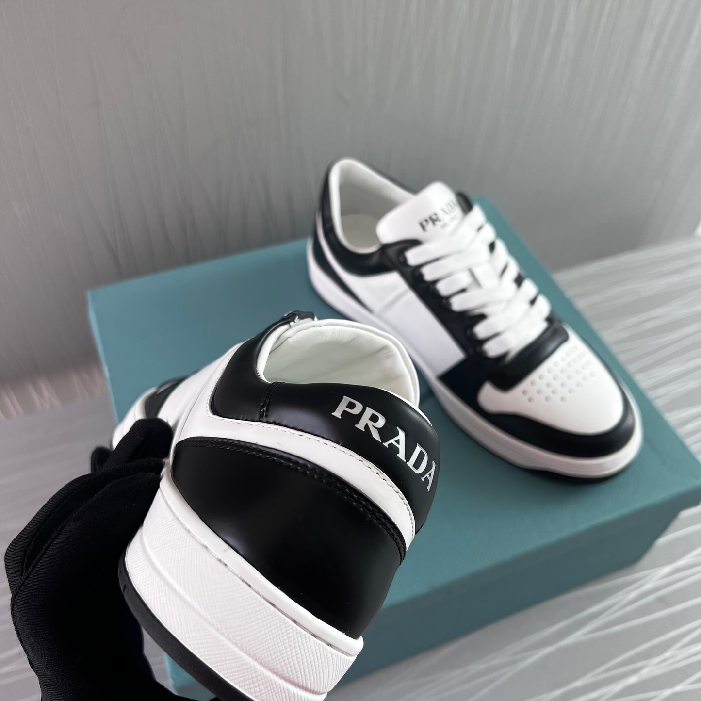Sneakers P piel blancos con negro