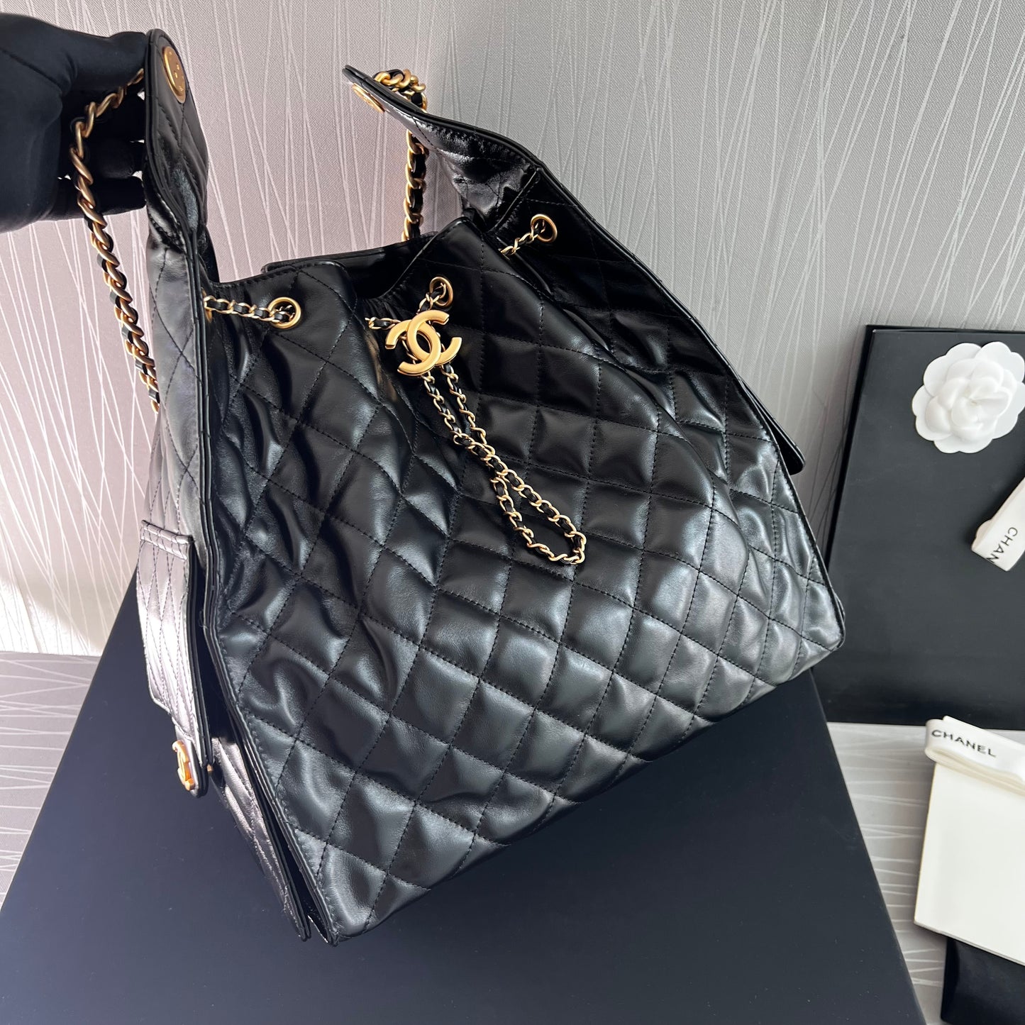 Bolso C piel negra con herrajes dorados
