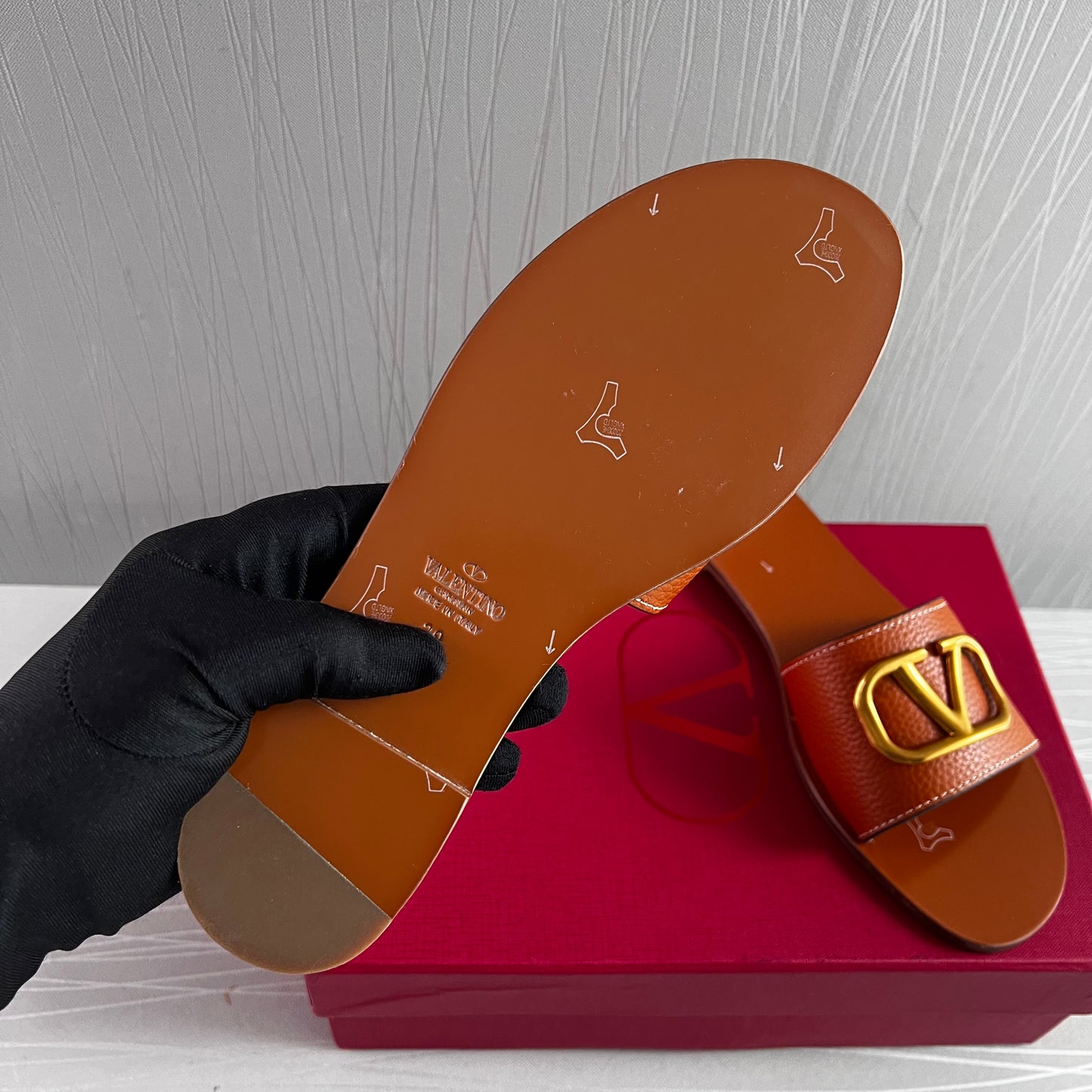Sandalias V piel color camel con herraje dorado