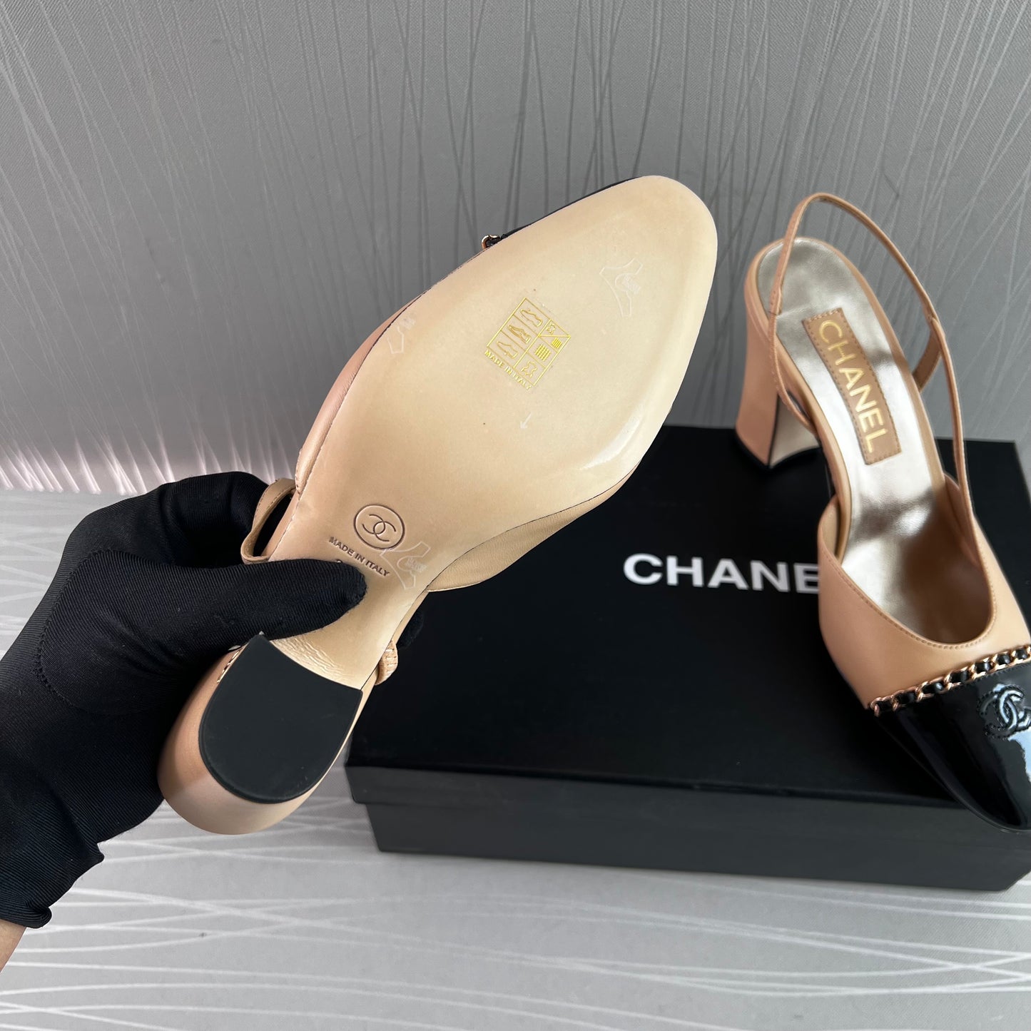 Zapatillas C piel beige con punta en charol negro