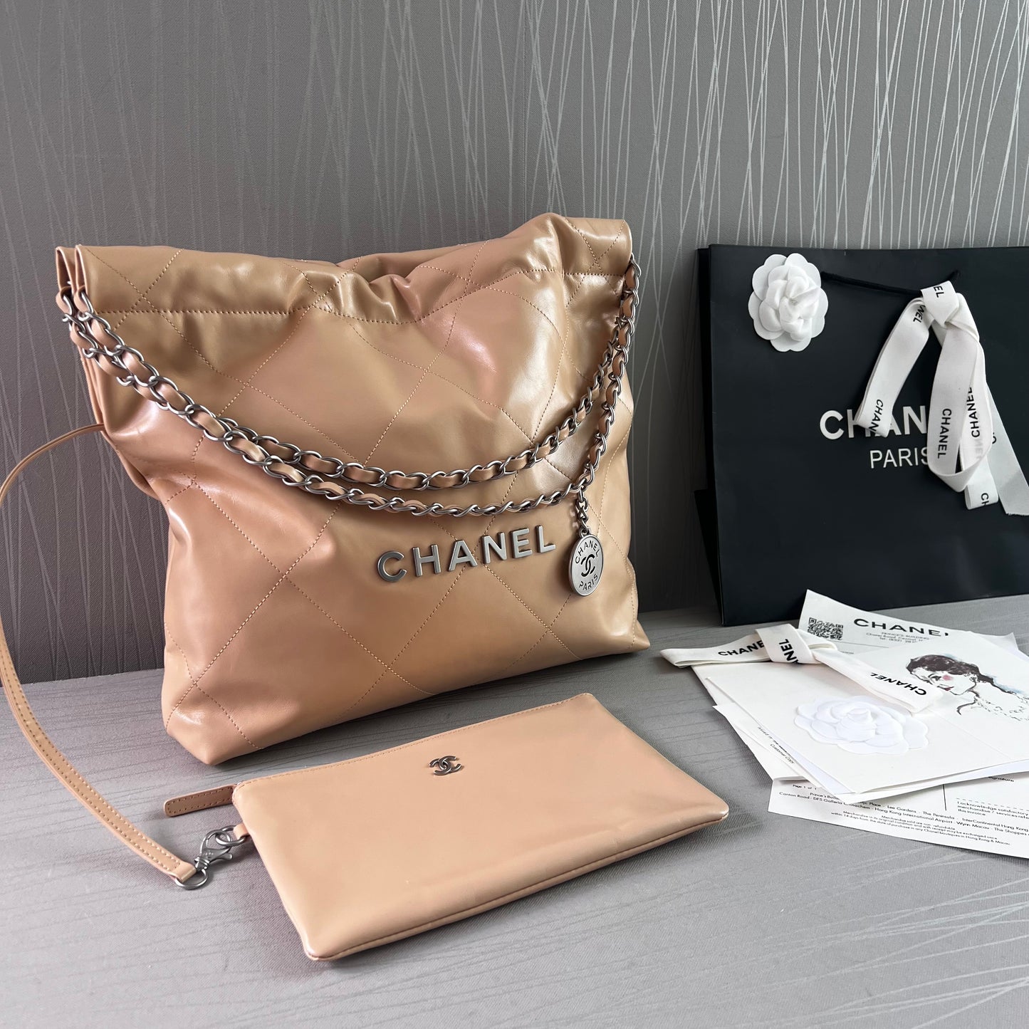 Bolso C piel color beige herrajes plateados