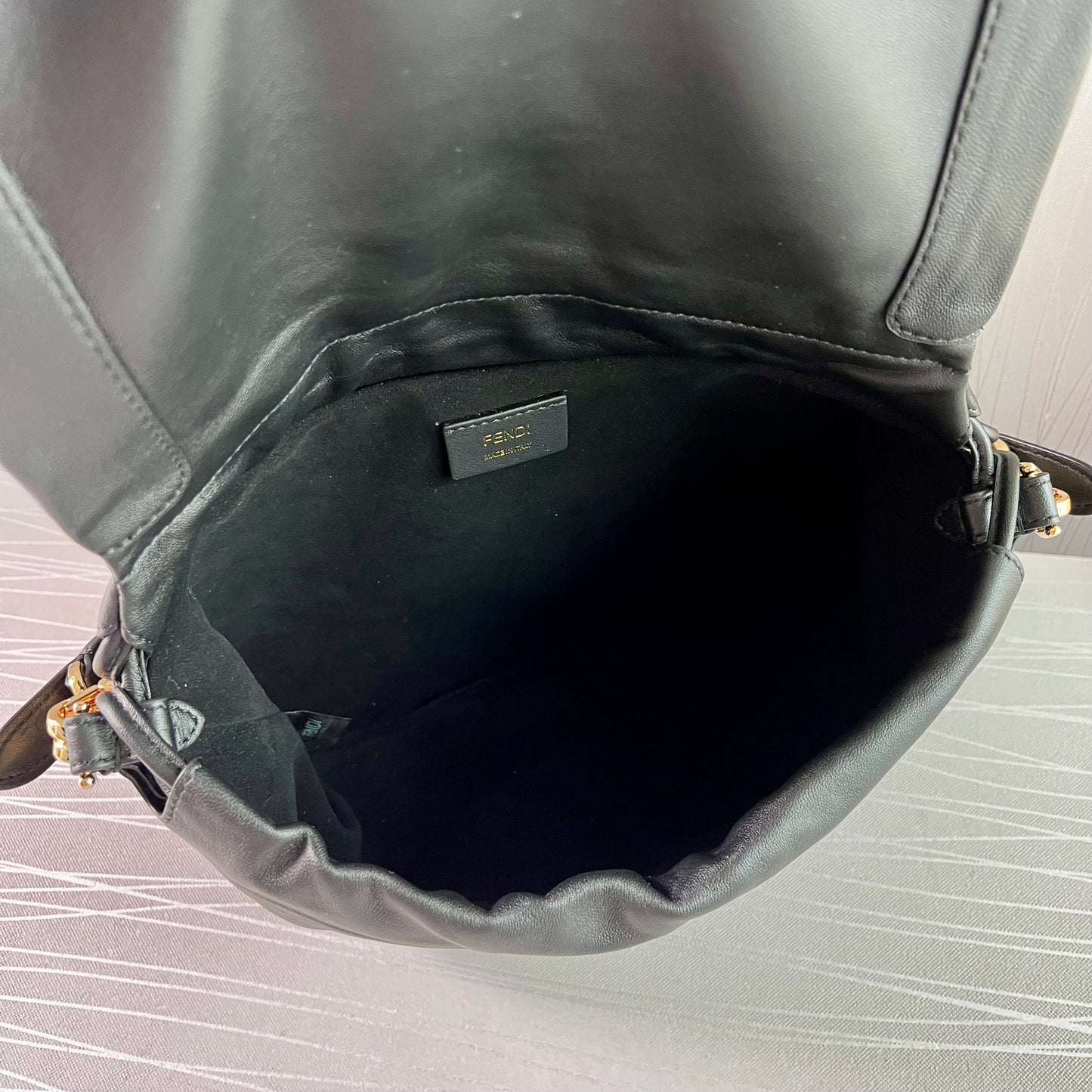 Bolso F piel color negro tamaño mediano