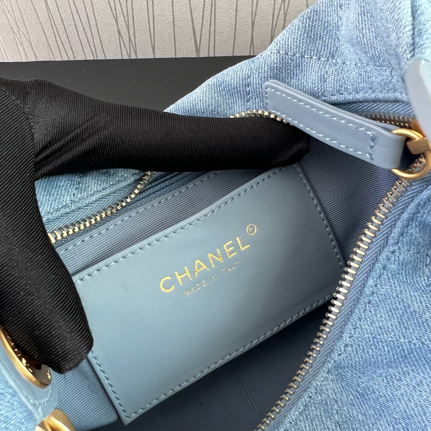 Bolso C tela azul tipo mezclilla con herrajes dorados