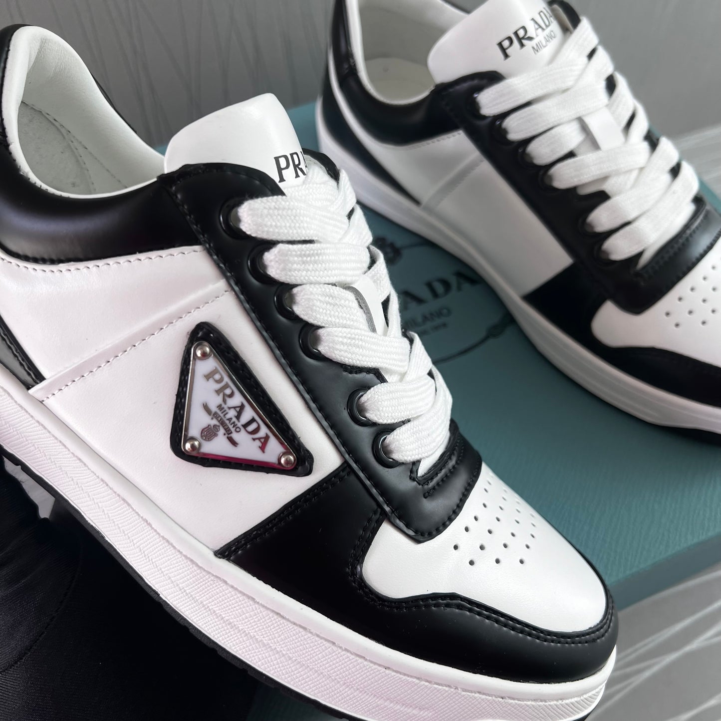 Sneakers P piel blancos con negro