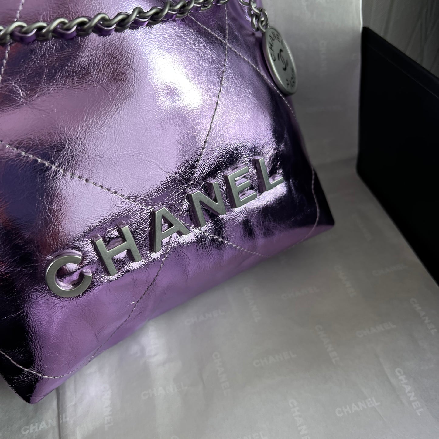 Bolso C piel metalizada lila tamaño mini y herrajes color plateado
