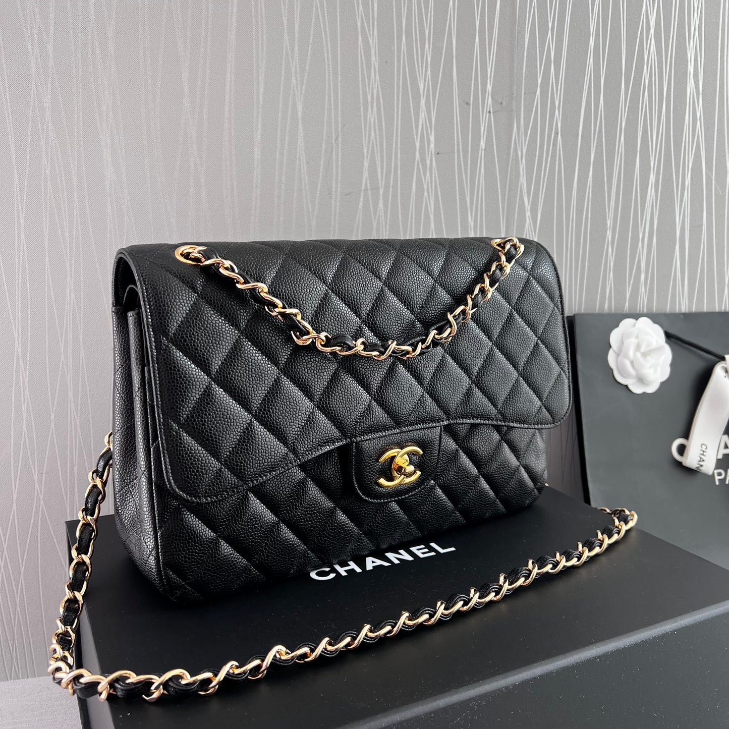 Bolso C piel color negro con herrajes dorados cadena con piel