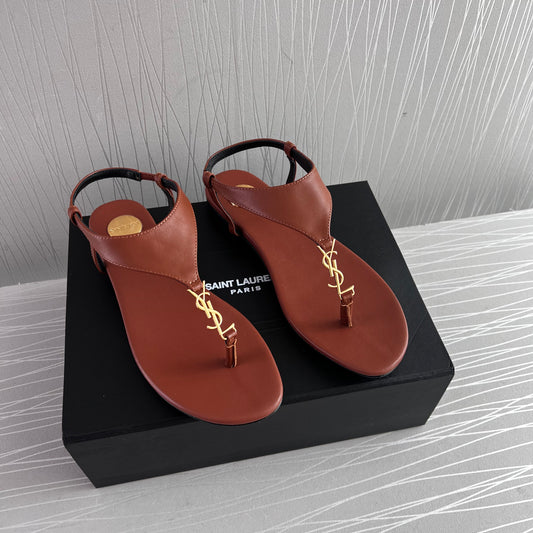 Sandalias Y piel color café con herraje dorado