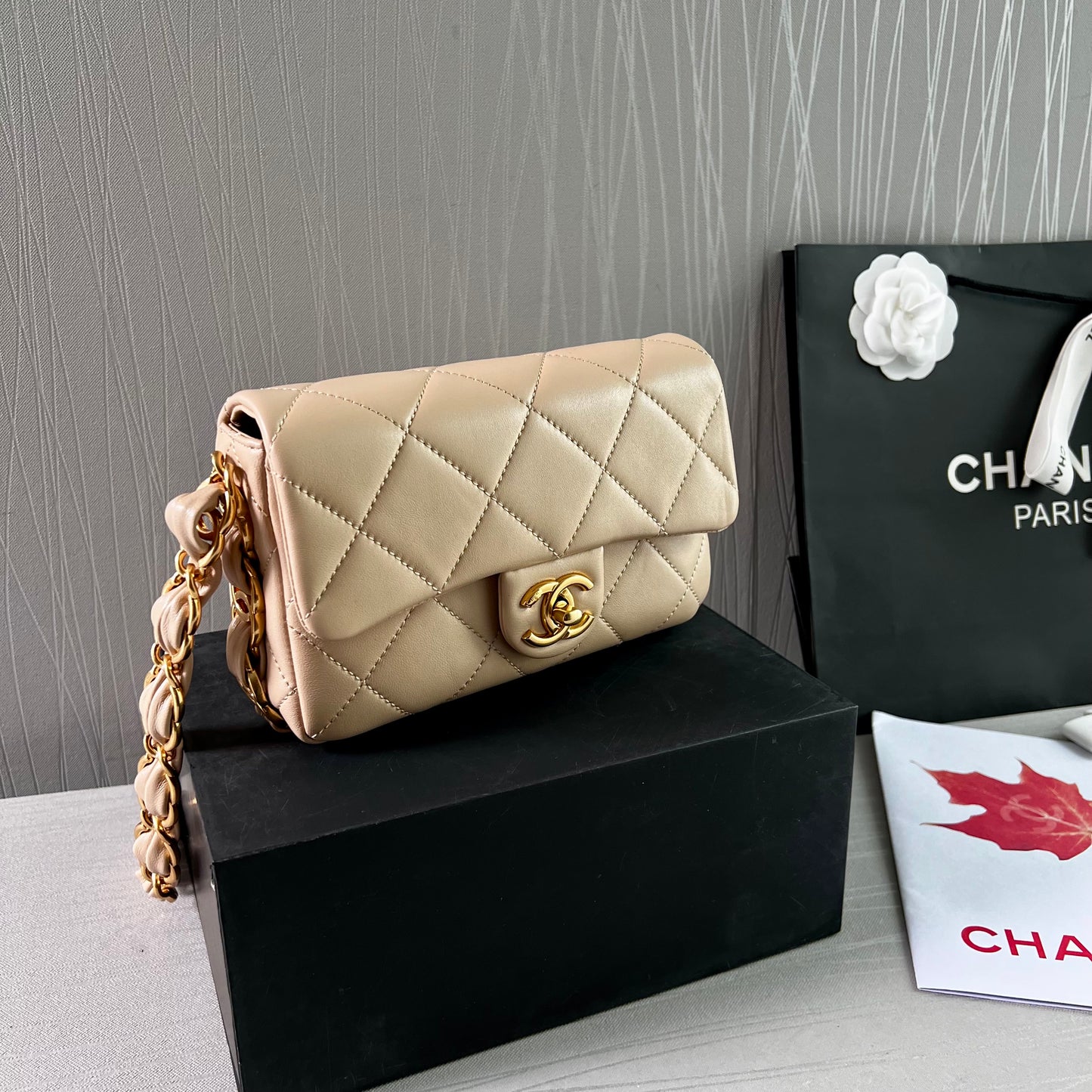 Bolso C piel color beige herraje dorado