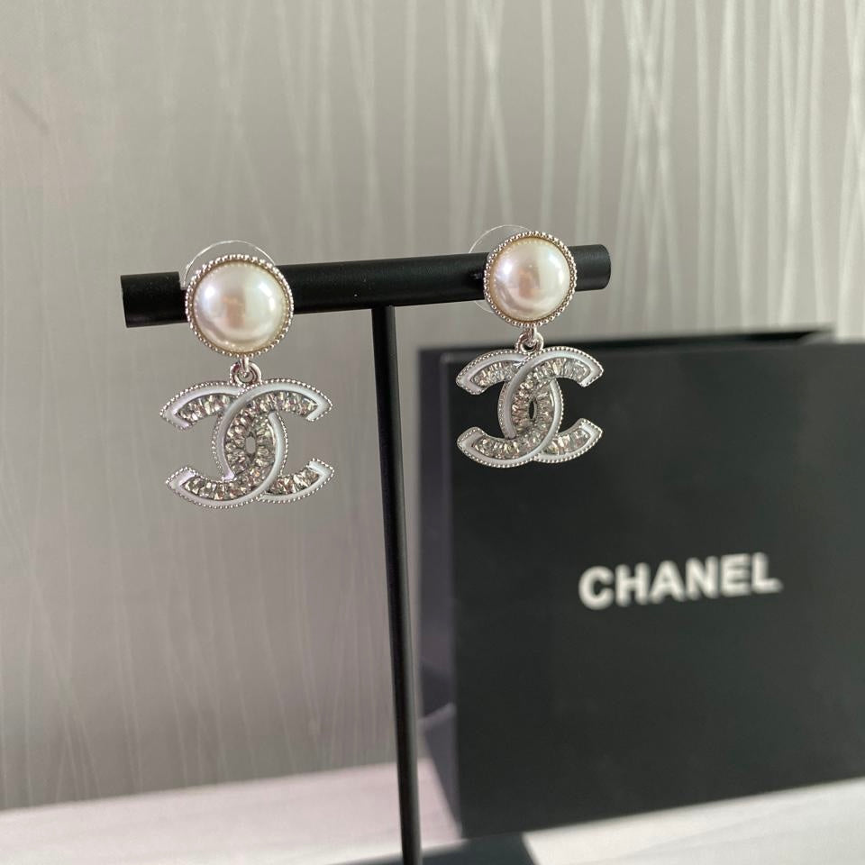 Juego C collar y aretes color plata combinado con perlas