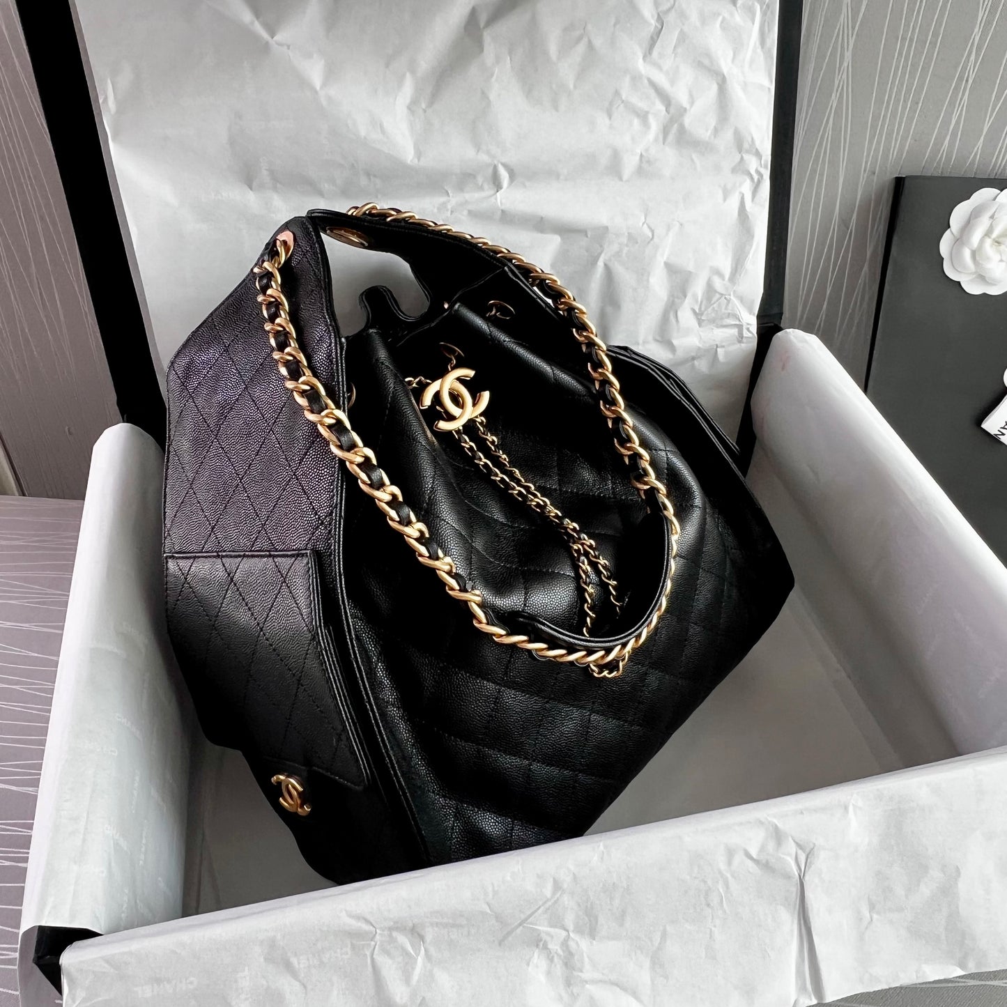 Bolso C 2-5 hobo piel granulada color negro mediana