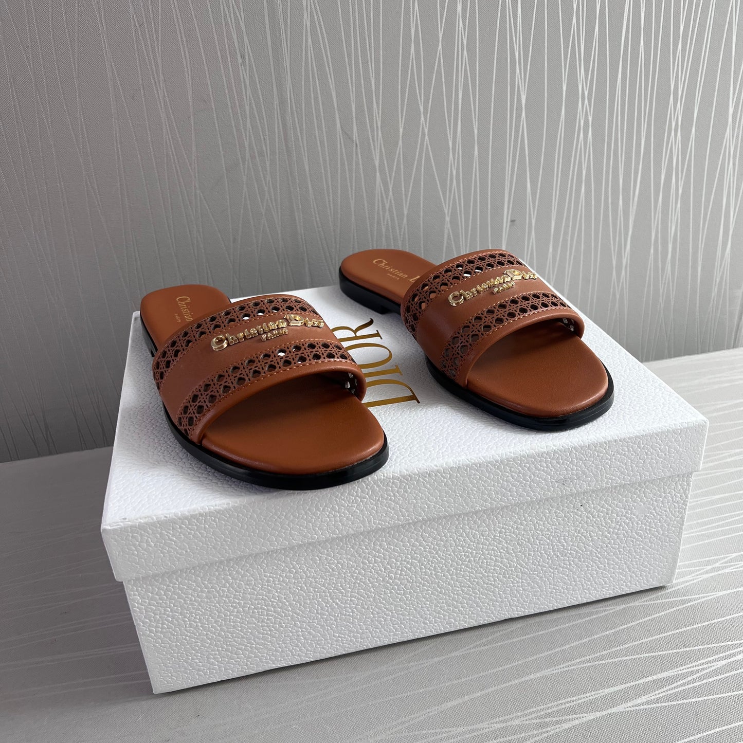 Sandalias D piel color camel con letras doradas