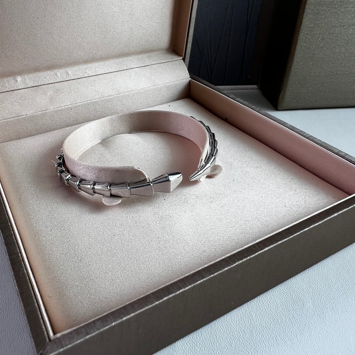 Brazalete B flexible color plateado