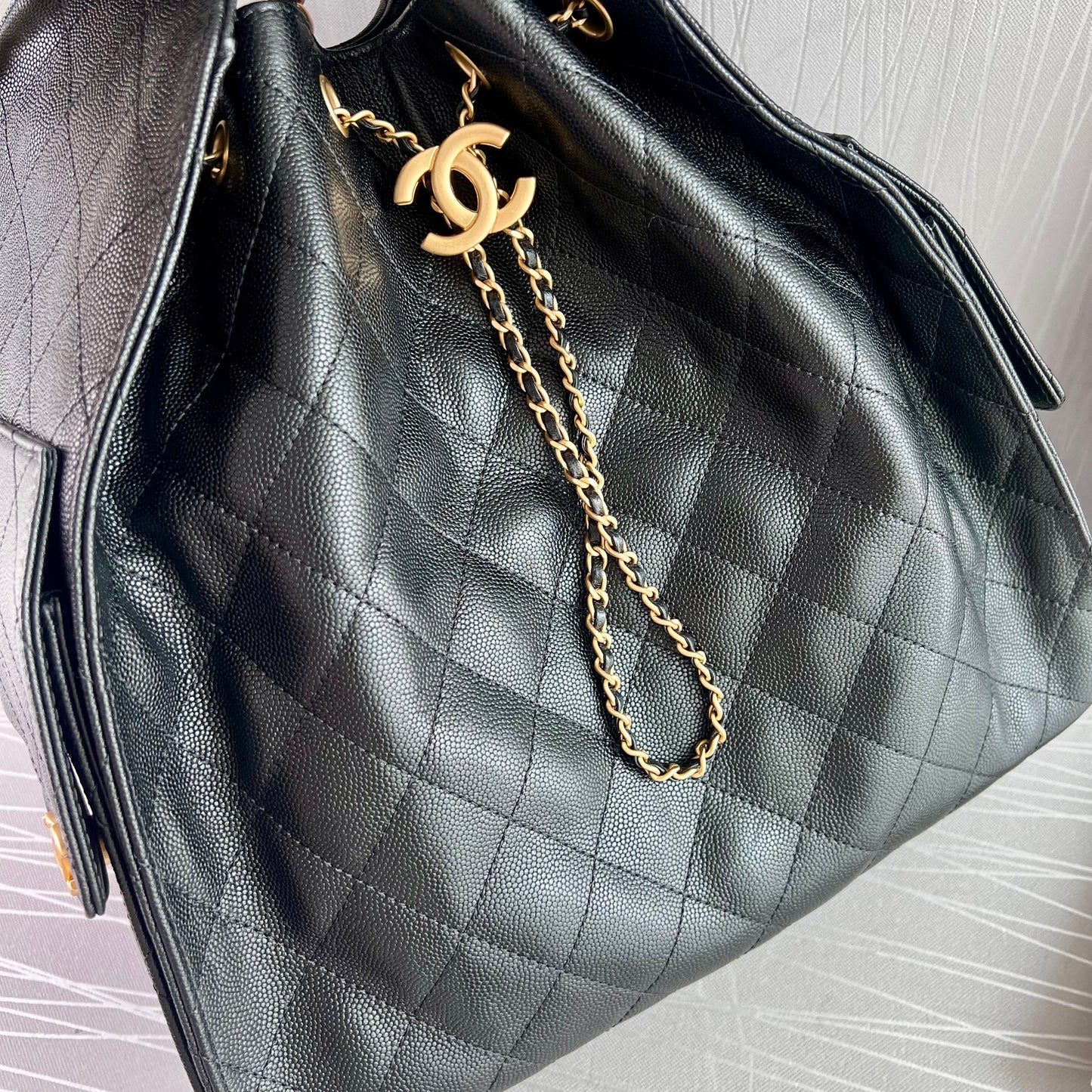 Bolso C 2-5 hobo piel granulada color negro mediana