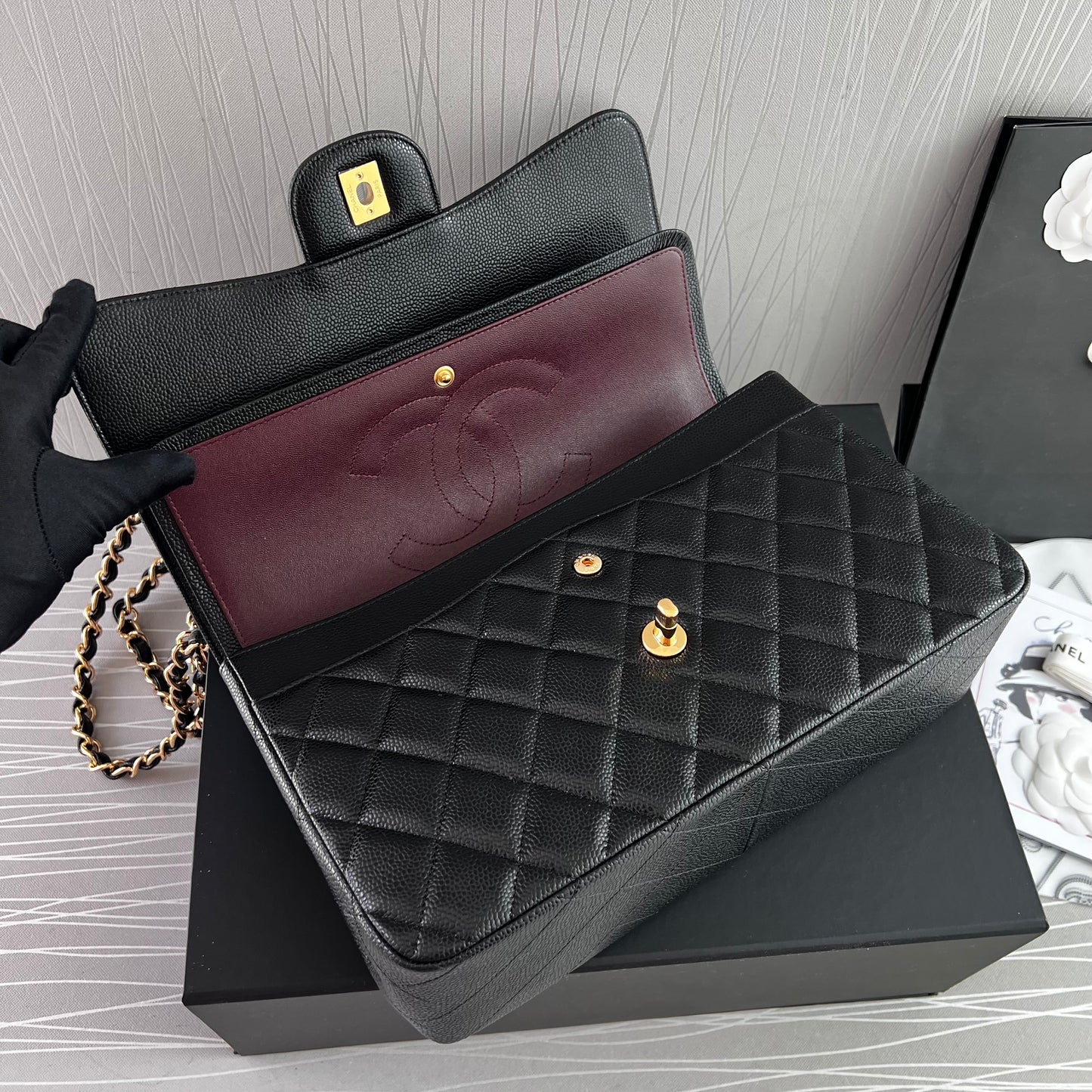 Bolso C piel color negro con herrajes dorados cadena con piel