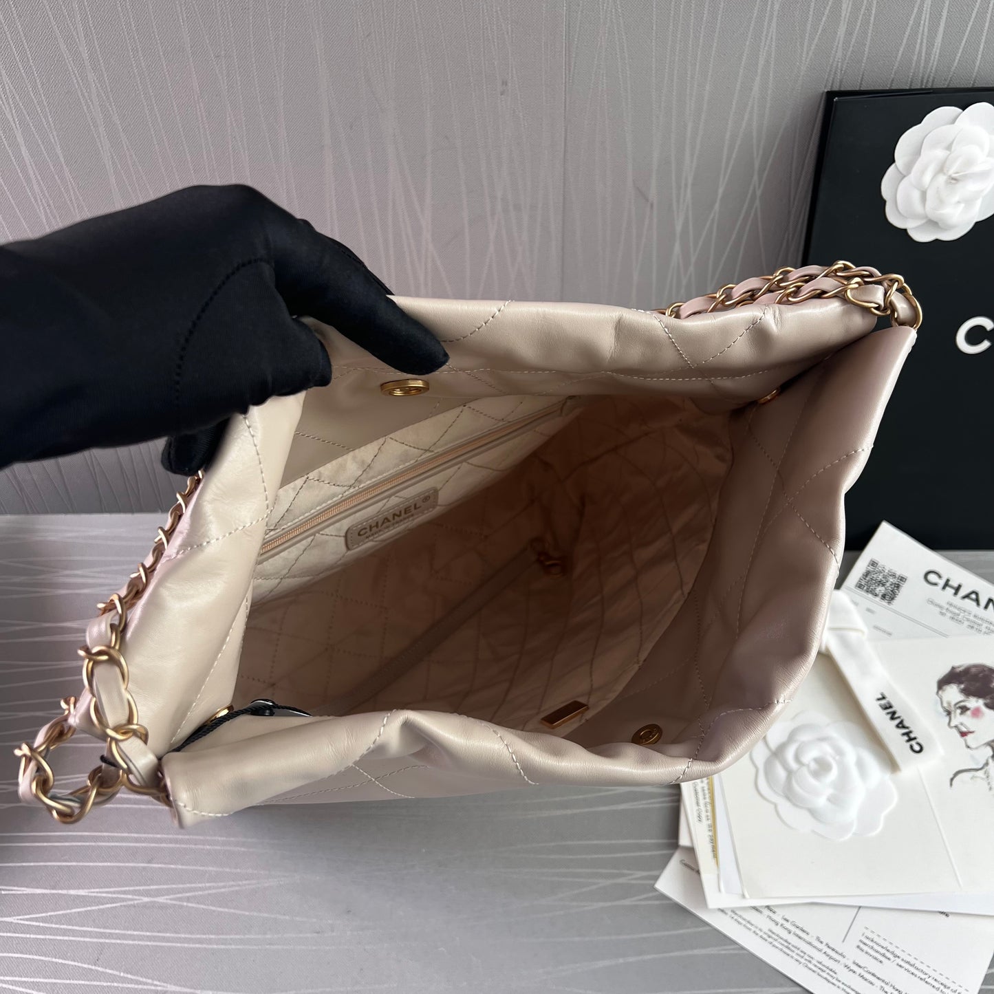 Bolso C piel color beige claro , herrajes dorados