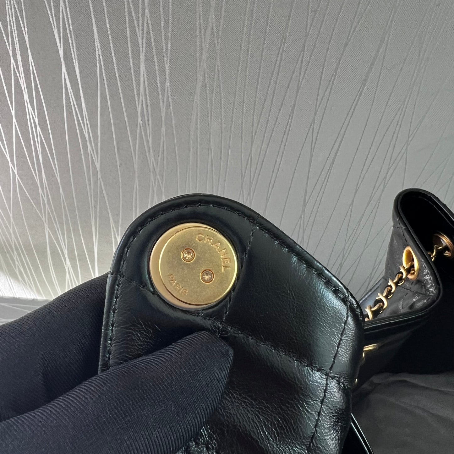 Bolso C piel negra con herrajes dorados
