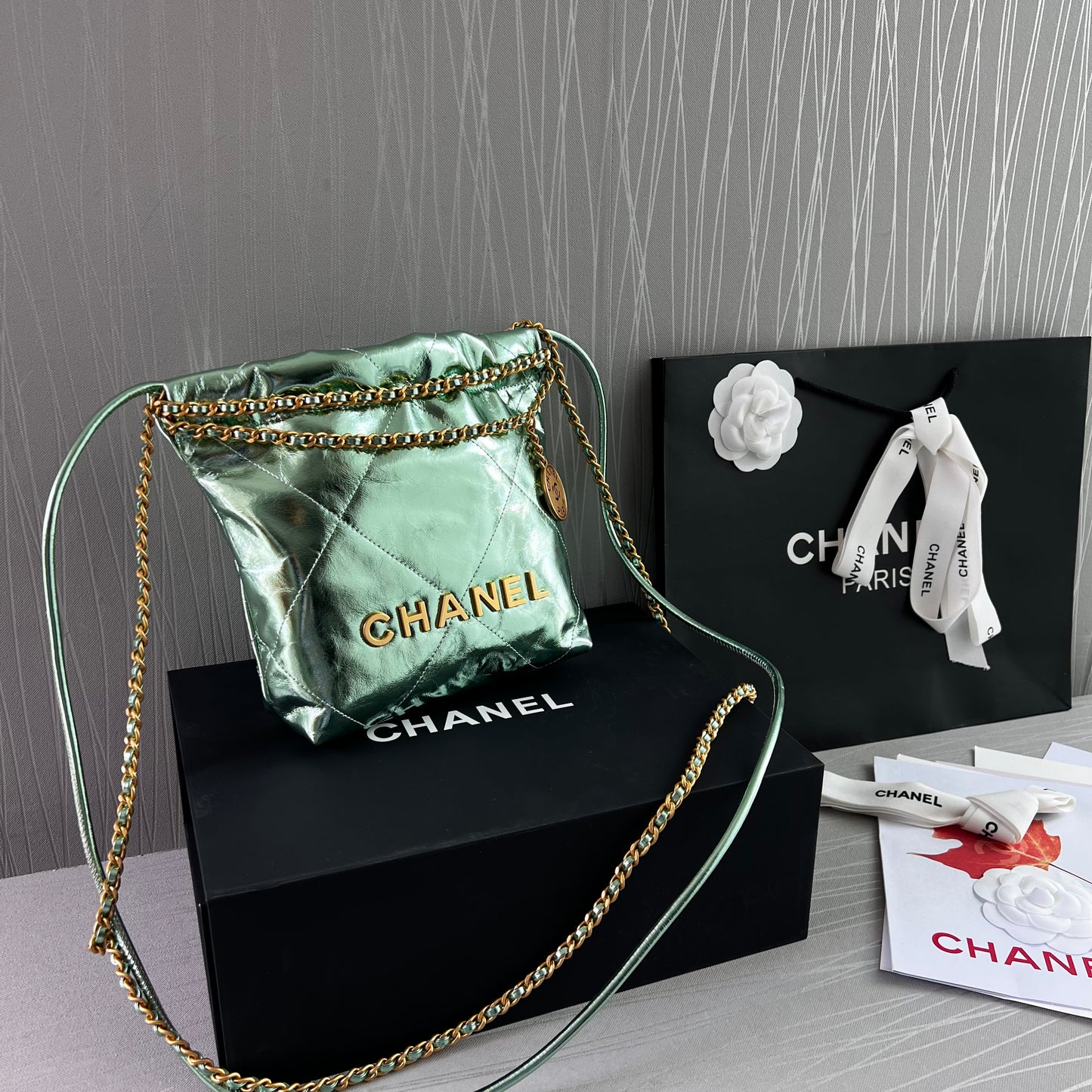 Bolso C piel metalizada color verde, tamaño mini, herrajes dorados