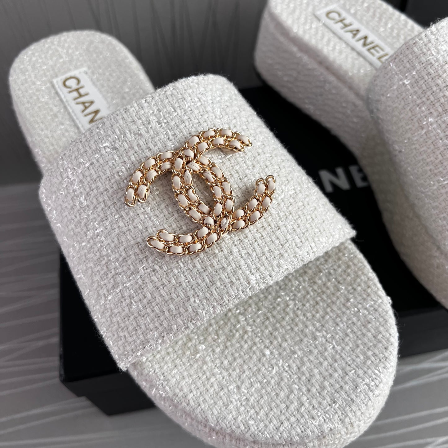 Sandalias C algodón en color blanco con letras doradas