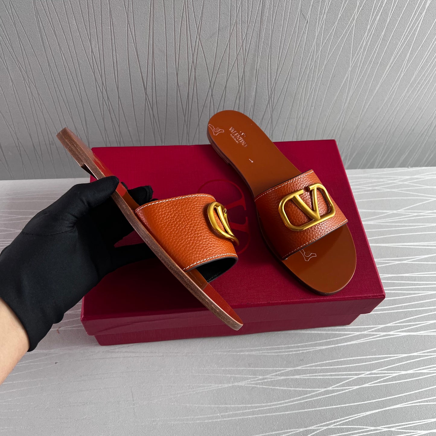Sandalias V piel color camel con herraje dorado