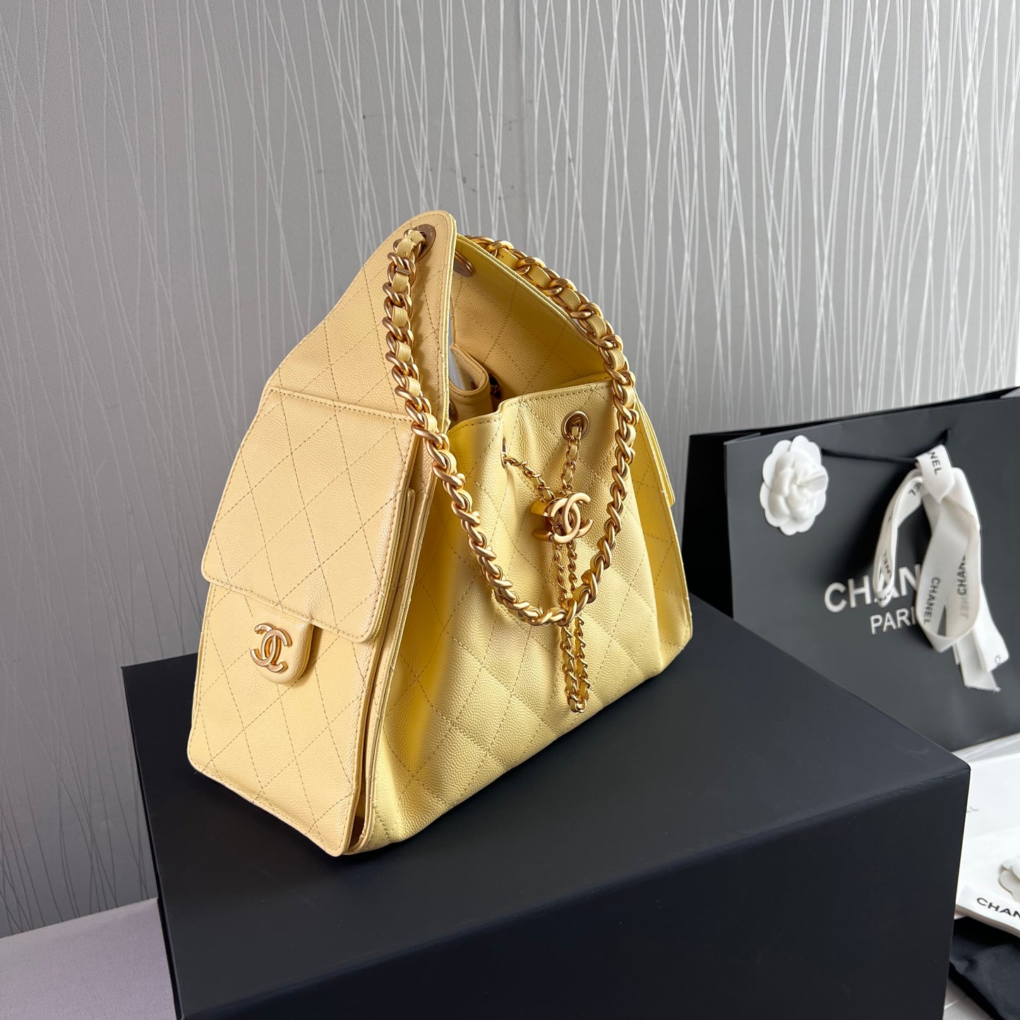 Bolso C 2-5 piel granulada color amarillo pequeña