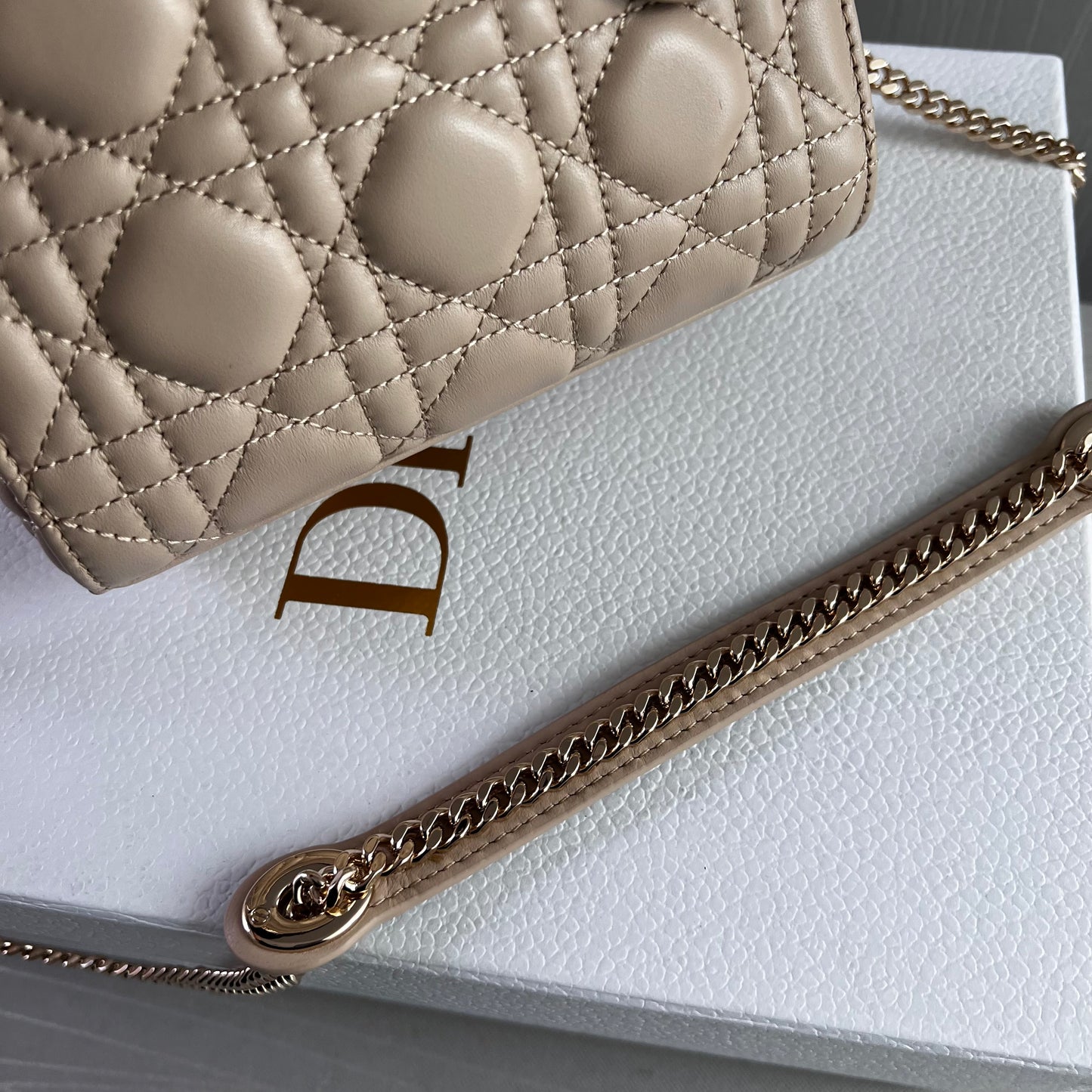 Bolso D piel color beige combinada en las asas con hueso