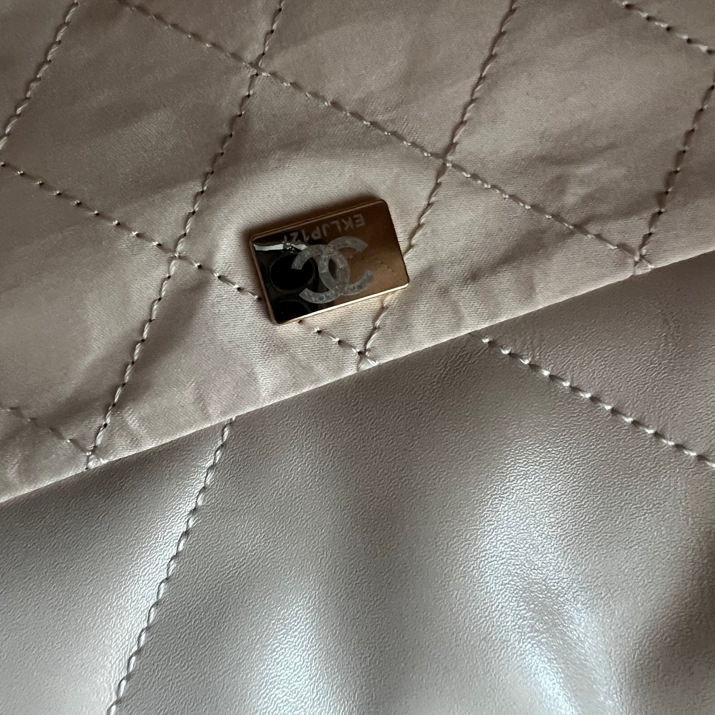 Bolso C piel color beige claro , herrajes dorados