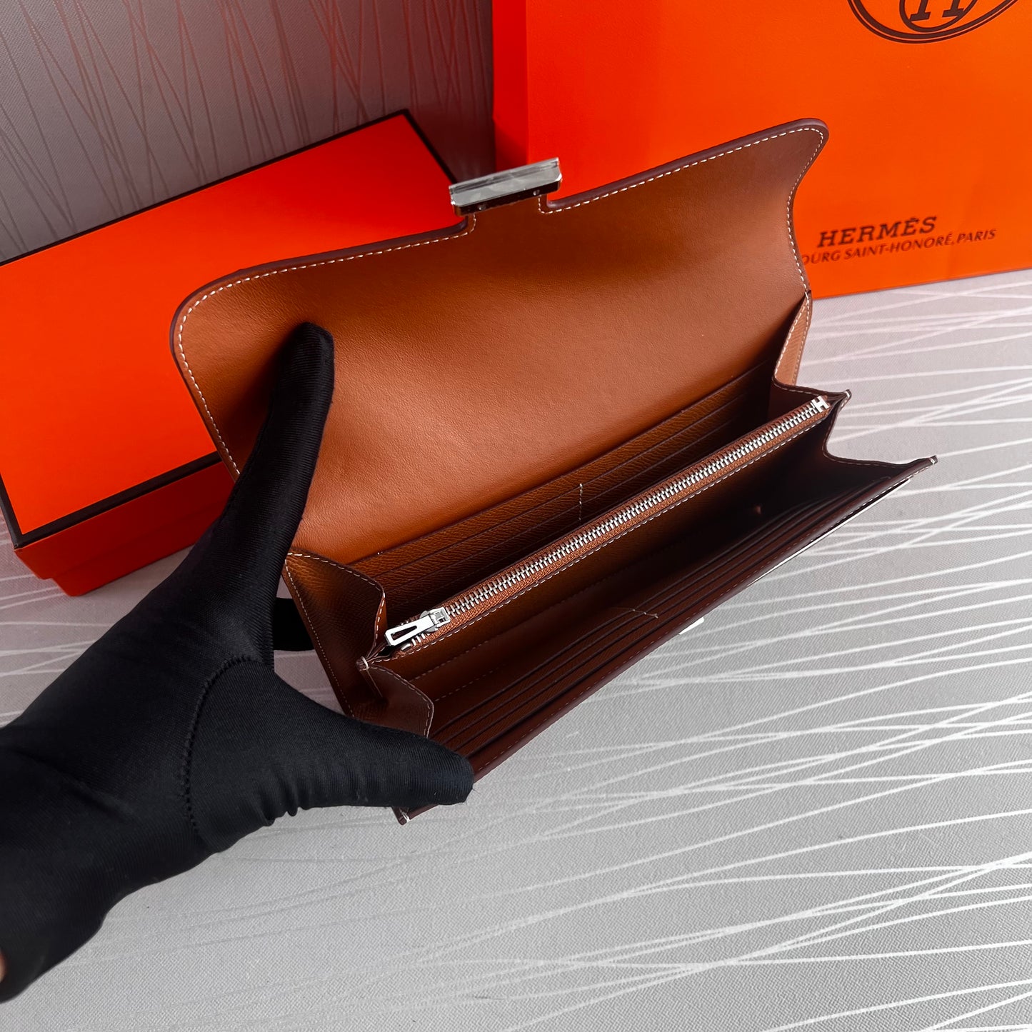 Cartera H piel color café herraje plata