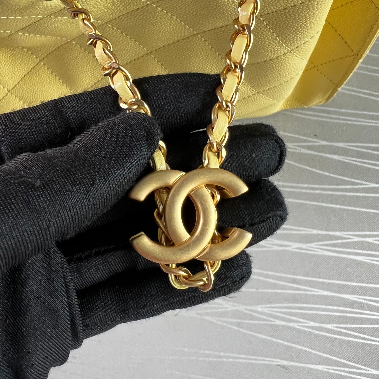 Bolso C 2-5 piel granulada color amarillo pequeña