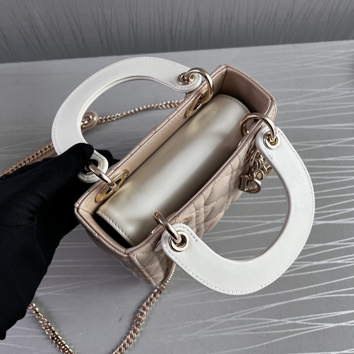 Bolso D piel color beige combinada en las asas con hueso