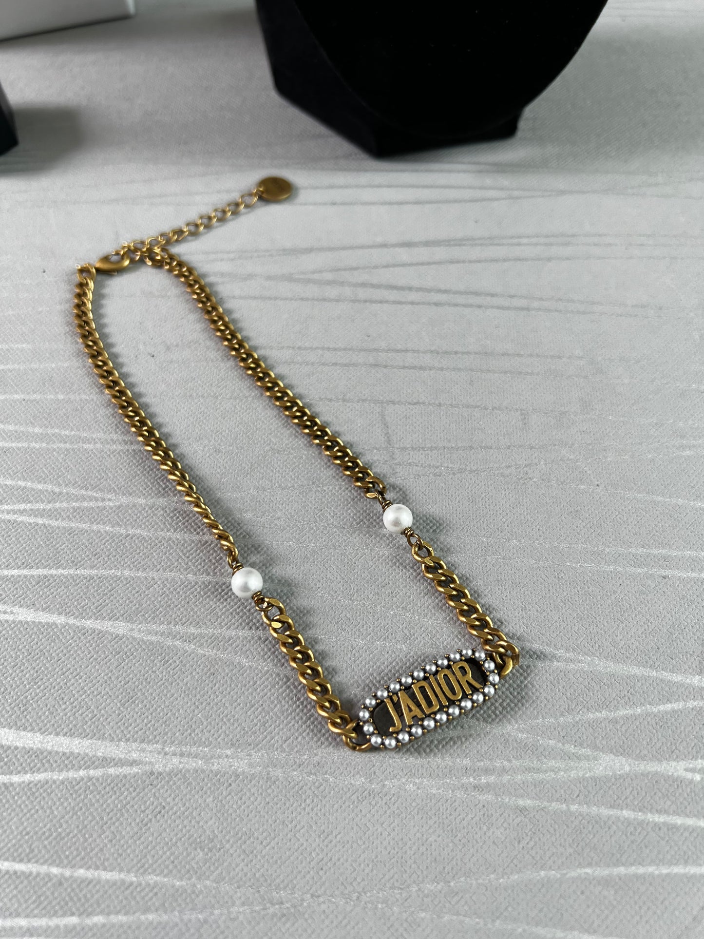 Juego de aretes y collar D color dorado