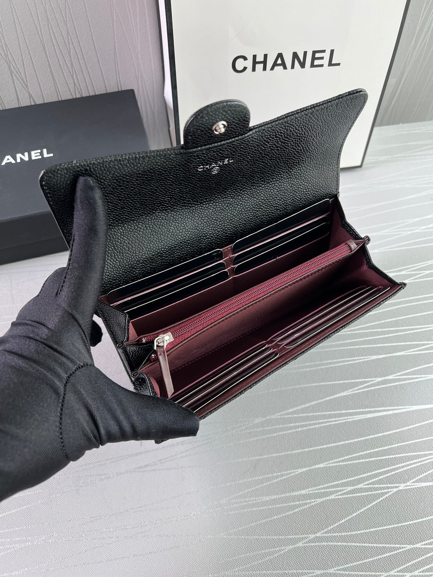 Cartera C piel caviar negra, herrajes color plata