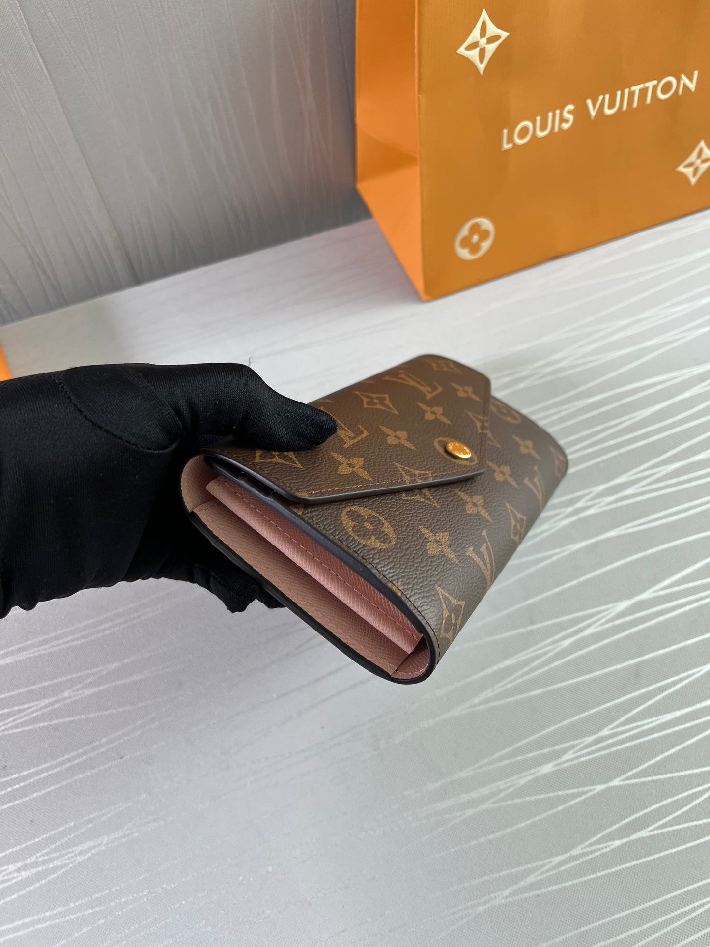 Cartera L color café con interior rosa